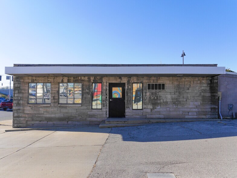 Primary Photo Of 922 E Washington St, Indianapolis Freestanding For Lease