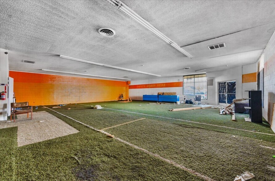 More Photos Of 426 N Blackstone Ave, Fresno Storefront For Sale