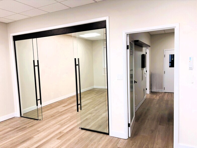 More Photos Of 90 Esna Park Dr, Markham Service For Lease