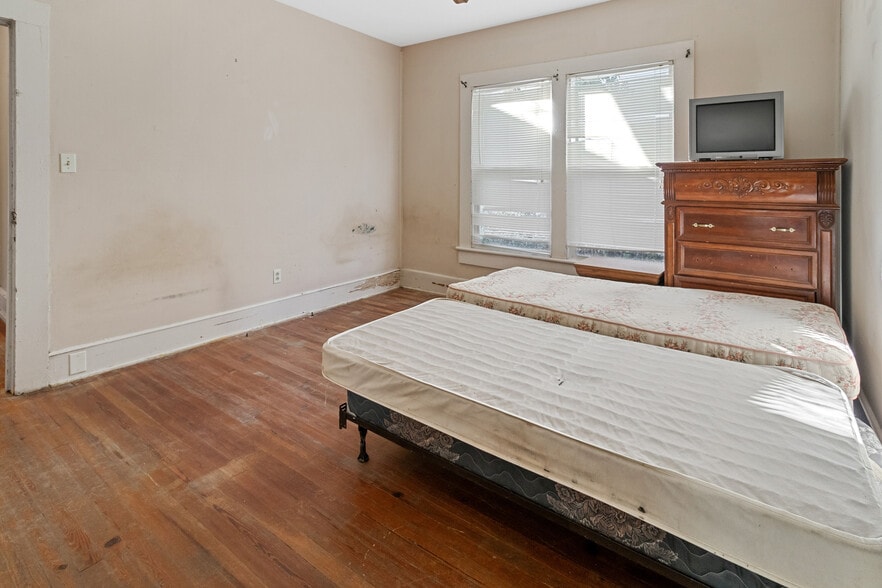 More Photos Of 960 Curry Pl, Macon-Bibb Healthcare For Sale