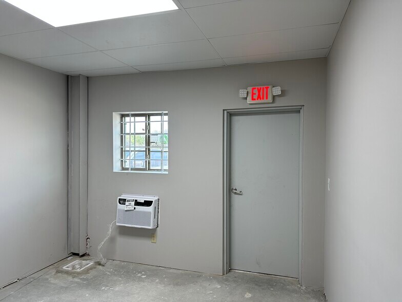 More Photos Of 9525 Boone, Houston Light Distribution For Lease