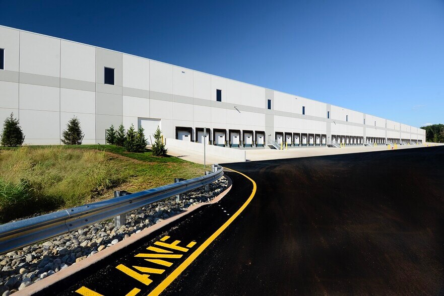 More Photos Of 395 Elizabeth Ave, Somerset Distribution For Lease