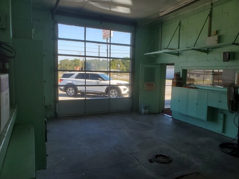 More Photos Of 401 N 3rd St, Lilbourn Flex For Sale