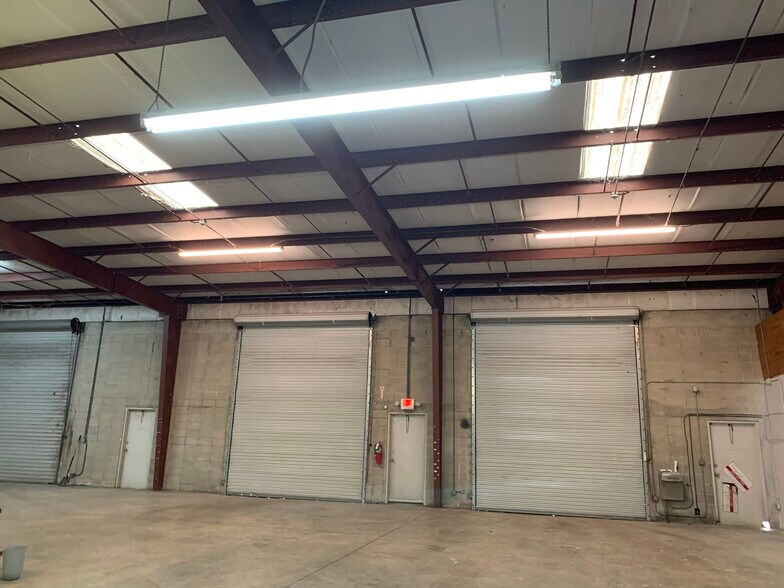 More Photos Of 237 Interstate Blvd, Sarasota Warehouse For Lease