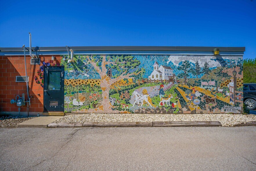 More Photos Of 475 Enfield Rd, Burlington Veterinarian Kennel For Sale