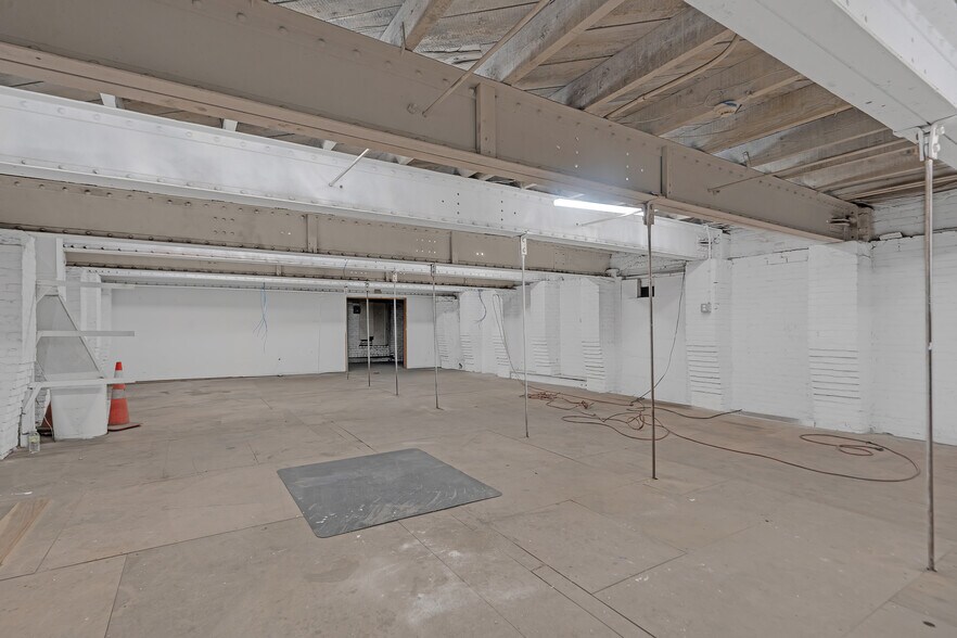 More Photos Of 3114 Tonnelle Ave, North Bergen Showroom For Lease