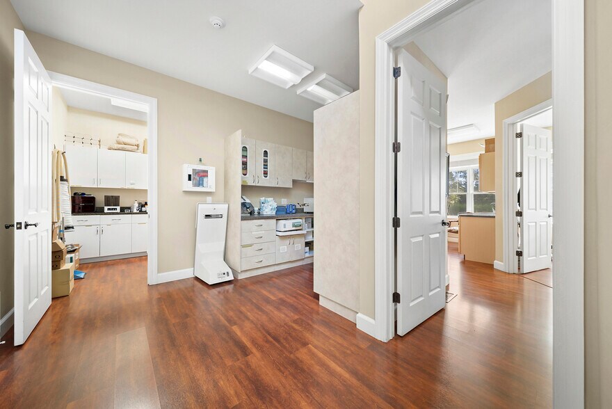 More Photos Of 16 Old Riverhead Rd, Westhampton Beach Office For Lease