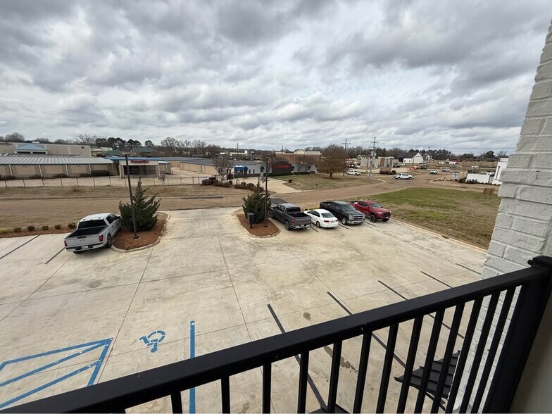 More Photos Of 108 Dees Dr, Gluckstadt Office For Lease