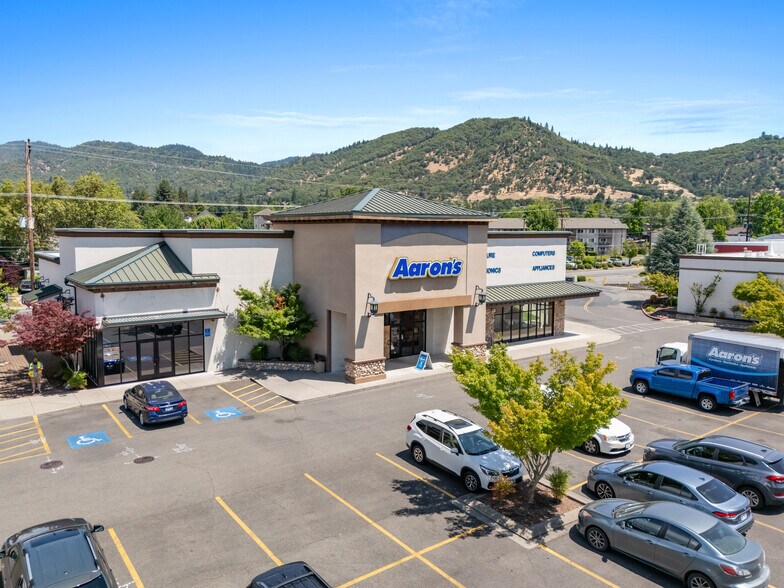 More Photos Of 820 NE E St, Grants Pass Storefront Retail Office For Sale