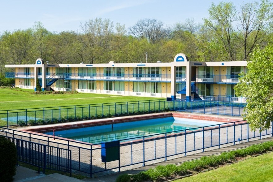 More Photos Of 1400 N Lafayette St, Macomb Hospitality For Sale