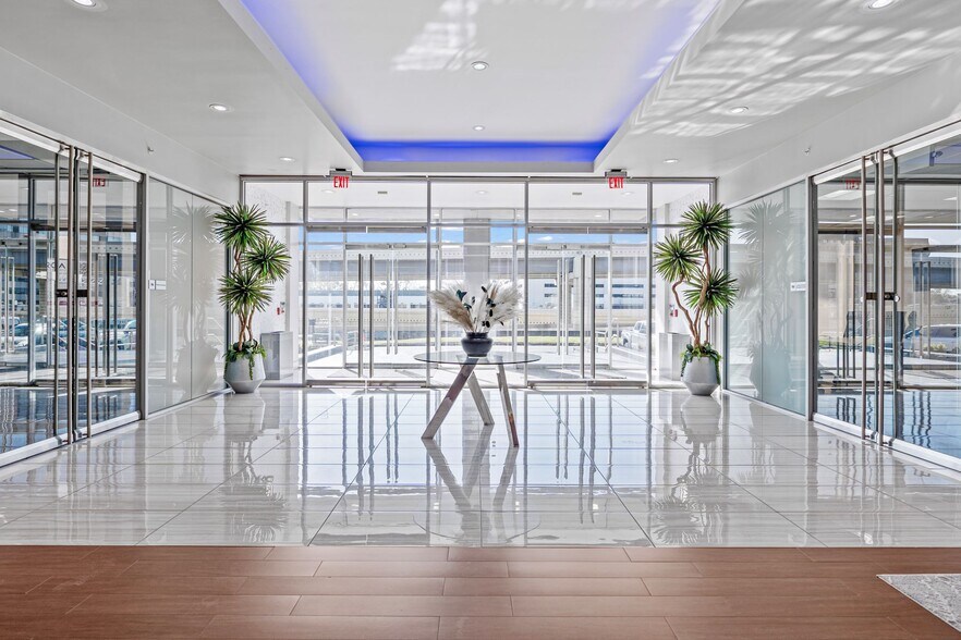 More Photos Of 2550 N Loop Fwy W, Houston Office For Lease