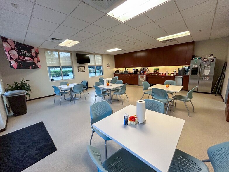 More Photos Of 16651 Ronan Rd, Houston Office For Sale