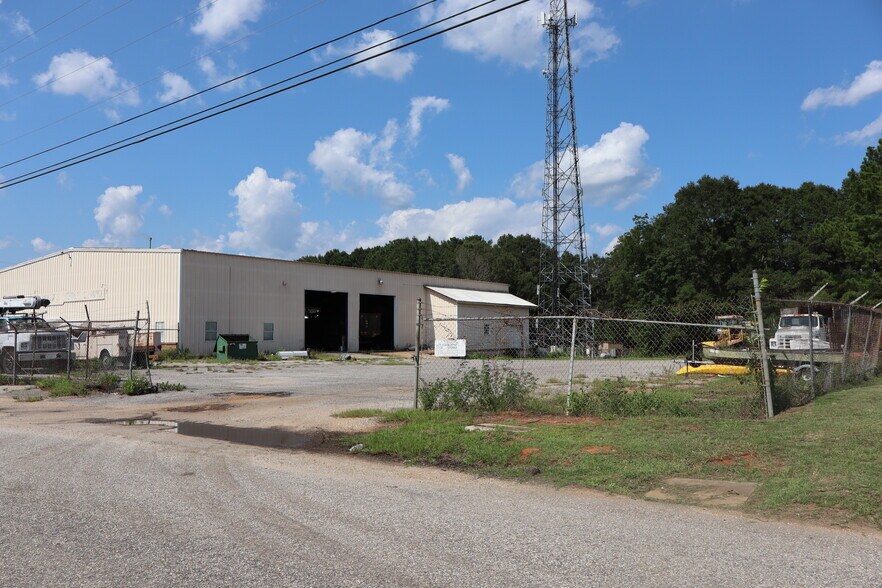 More Photos Of 1530 Parker Ln, Enterprise Warehouse For Lease