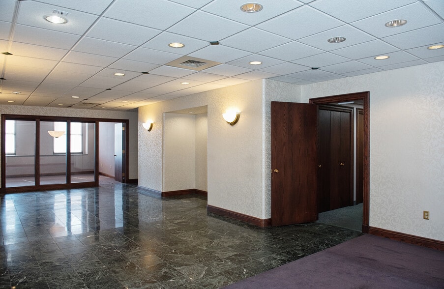 More Photos Of 6 W Federal St, Youngstown Office For Sale