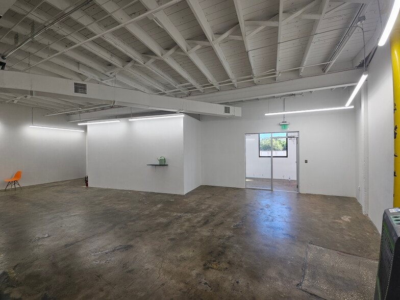 More Photos Of 2606 Fairfield Ave S, Saint Petersburg Light Manufacturing For Lease