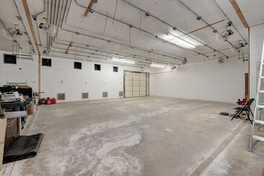 More Photos Of 8900 Charter Oak Rd, Edmond Flex For Sale