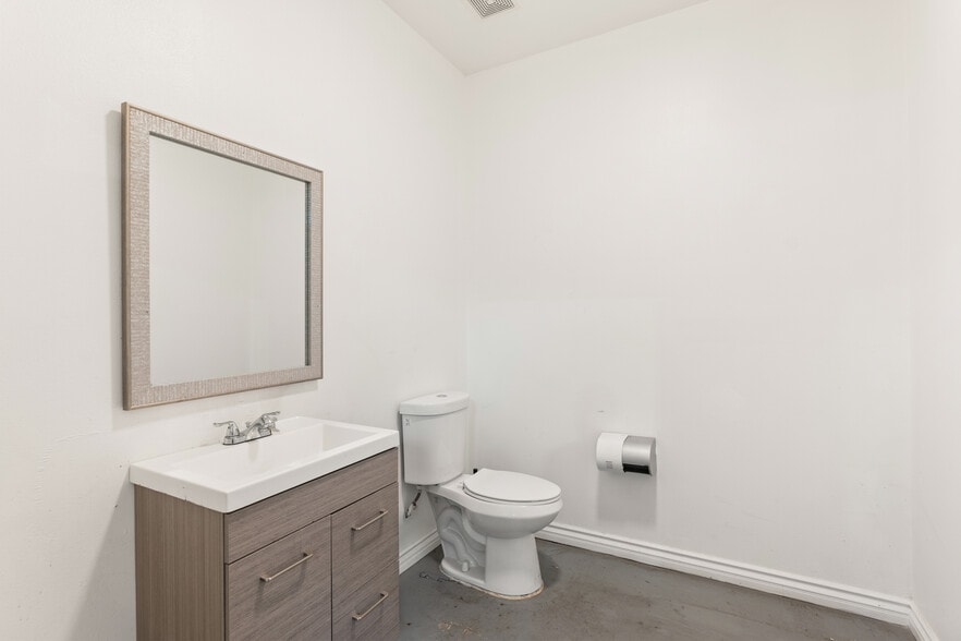 More Photos Of 3265 E 59th St, Long Beach Warehouse For Sale