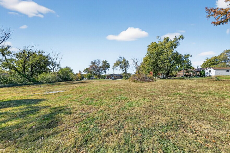 More Photos Of 302 S Lincoln Dr, Troy Office For Sale