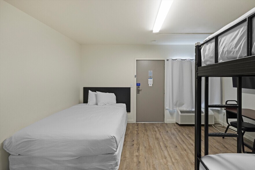 More Photos Of 720 W Lewis St, Pasco Hotel For Sale