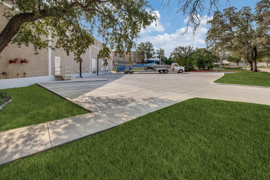 More Photos Of 1720-1750 Hurd Dr, Irving Warehouse For Lease