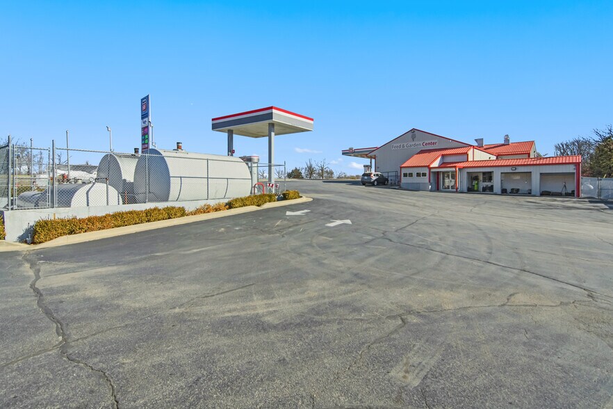 More Photos Of 7 Honey Springs Loop, Brumley Service Station For Sale