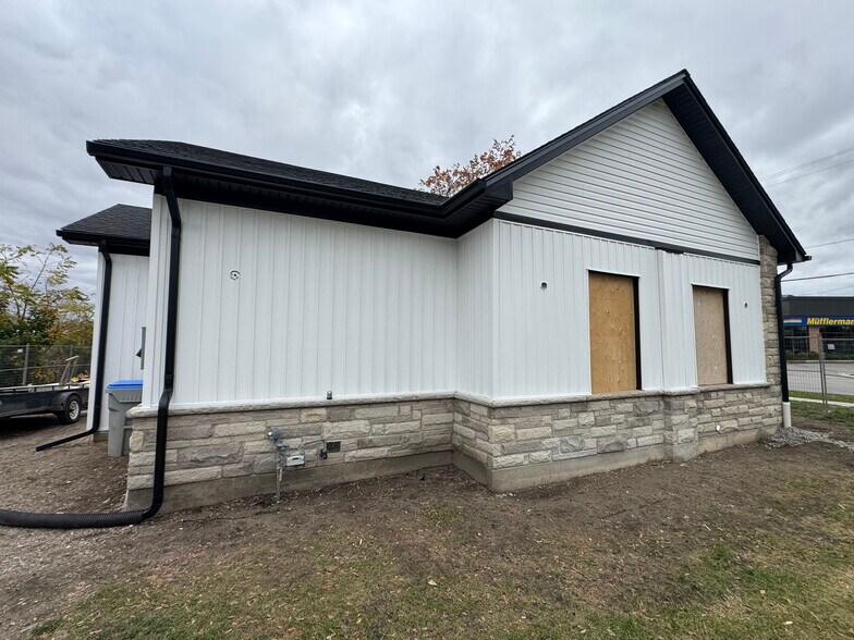 More Photos Of 29 Caradoc Rd, Strathroy Office For Lease