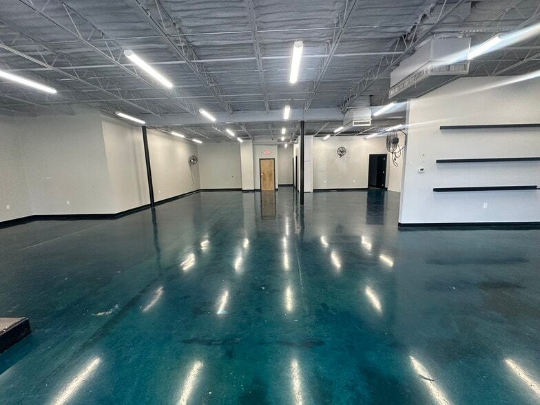 More Photos Of 9220 Park West Blvd, Knoxville Freestanding For Lease