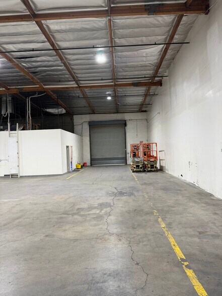 More Photos Of 9790-9792 Glenoaks Blvd, Sun Valley Warehouse For Lease