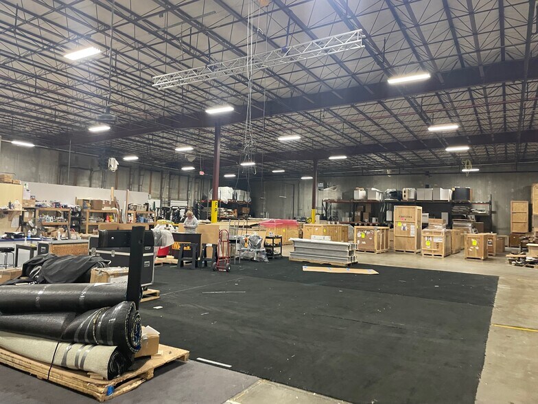 More Photos Of 825 Leona St, Elyria Warehouse For Lease