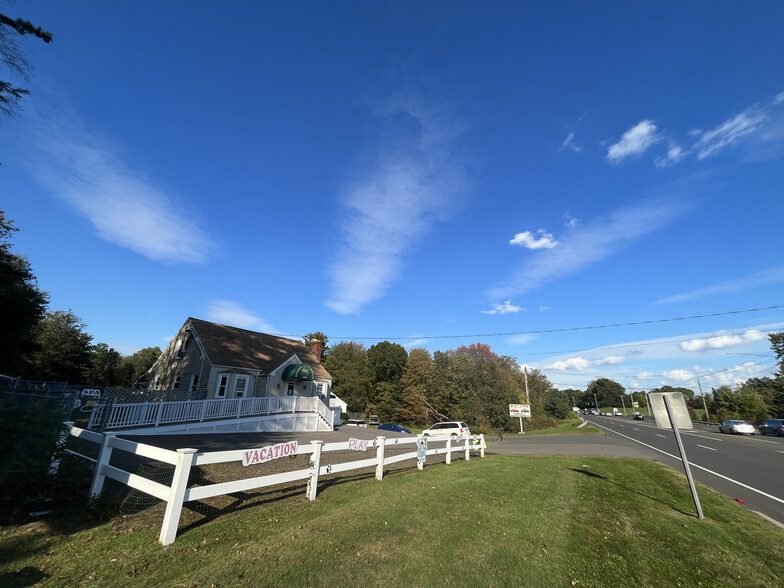 Primary Photo Of 130 Meriden Rd, Middlefield Veterinarian Kennel For Sale