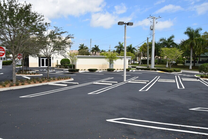 More Photos Of 800 W Indiantown Rd, Jupiter Storefront Retail Office For Lease