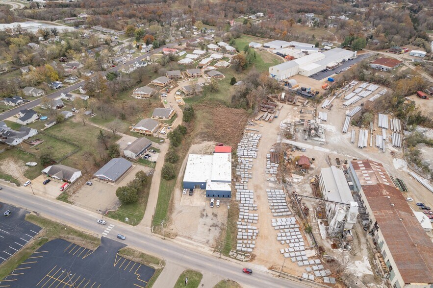 More Photos Of 519 Benham St, Bonne Terre Light Manufacturing For Sale