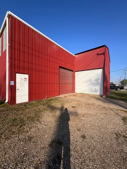 More Photos Of 400 Davis Street, Bushnell Manufacturing For Sale