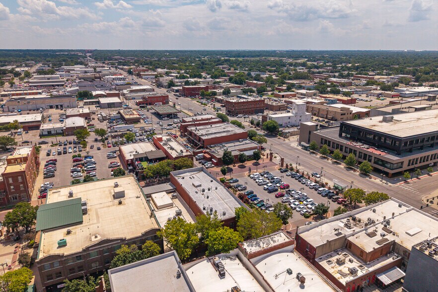More Photos Of 117 N Mosley St, Wichita Bar For Sale