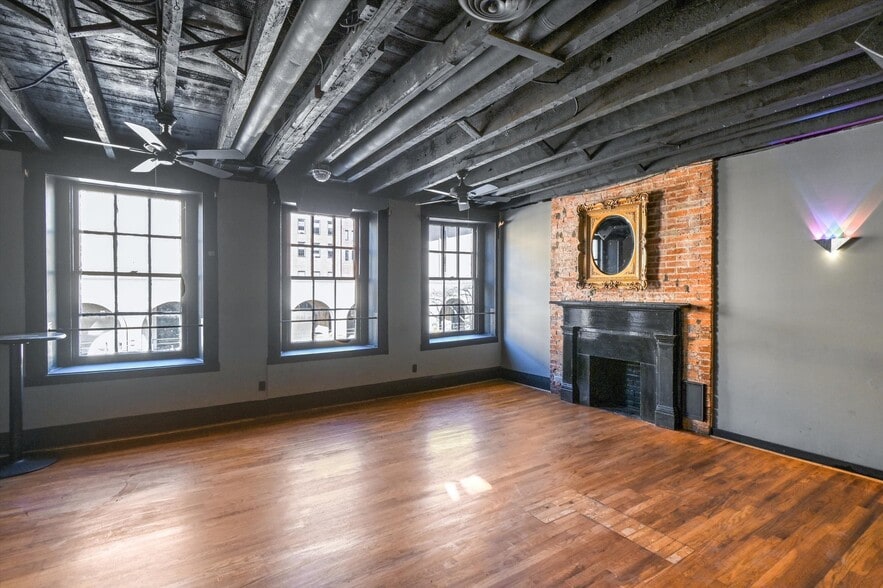 More Photos Of 15 E Centre St, Baltimore Bar For Sale