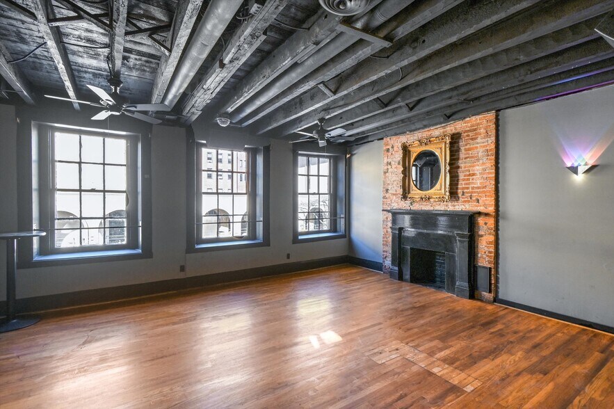 More Photos Of 15 E Centre St, Baltimore Bar For Sale