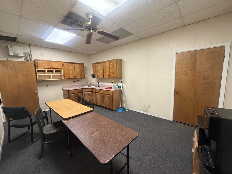 More Photos Of 115-119 Plaza W, Texarkana Warehouse For Lease