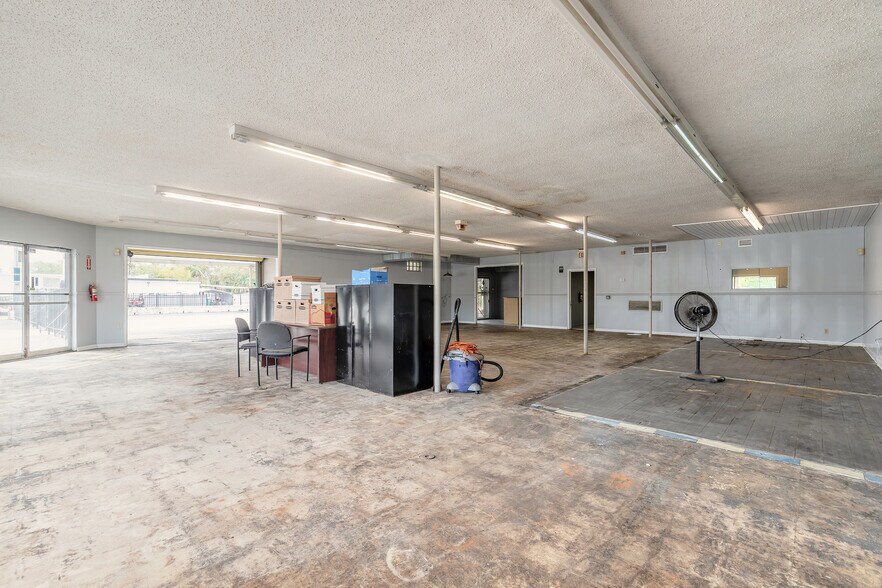 More Photos Of 82 N Yonge St, Ormond Beach General Retail For Sale