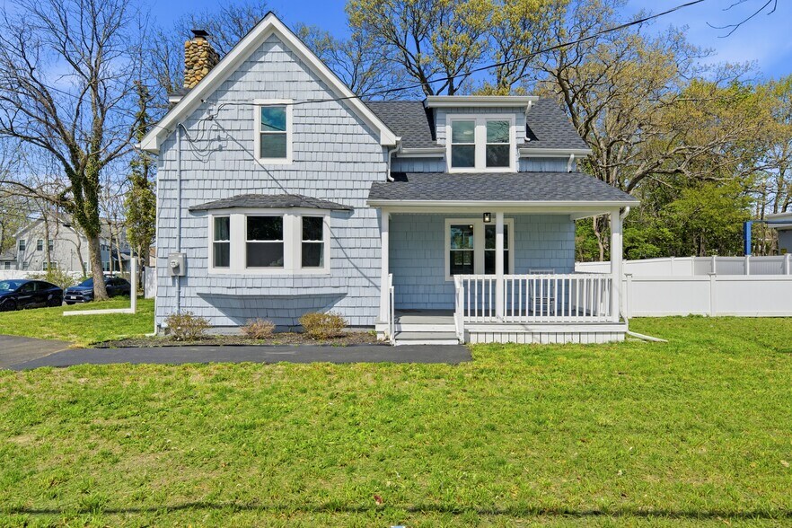 More Photos Of 749 E Main St, Kings Park Office For Sale