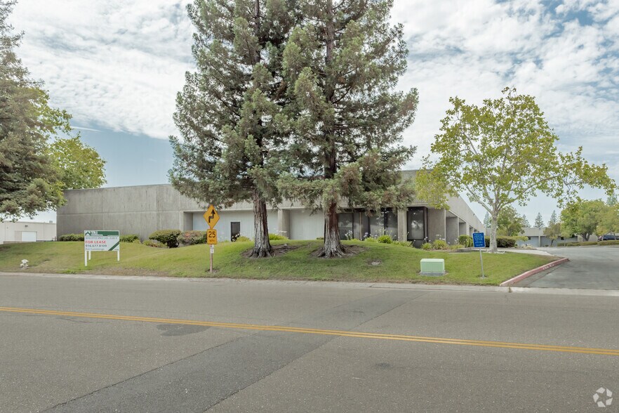 More Photos Of 4221 N Freeway Blvd, Sacramento Warehouse For Lease