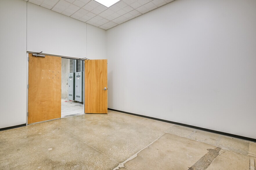More Photos Of 10420 Metric Blvd, Austin Warehouse For Lease