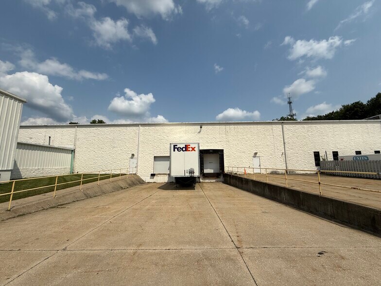 More Photos Of 528 E Washington St, Chagrin Falls Warehouse For Lease