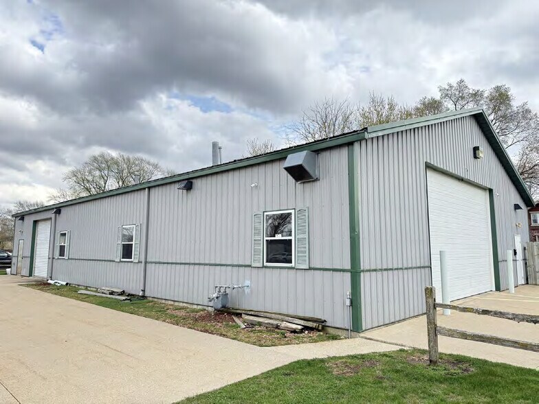 More Photos Of 1007 Jerome Ave, Janesville Service For Sale