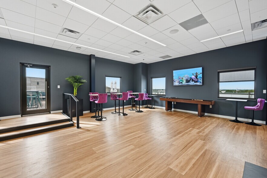 More Photos Of 15505 Wright Brothers Dr, Addison Office For Lease