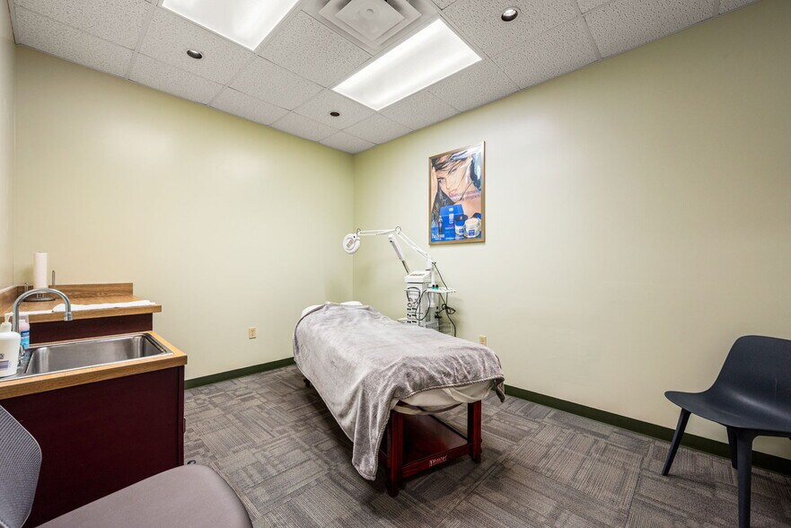 More Photos Of 51 S Pine St, Elverson Office For Sale