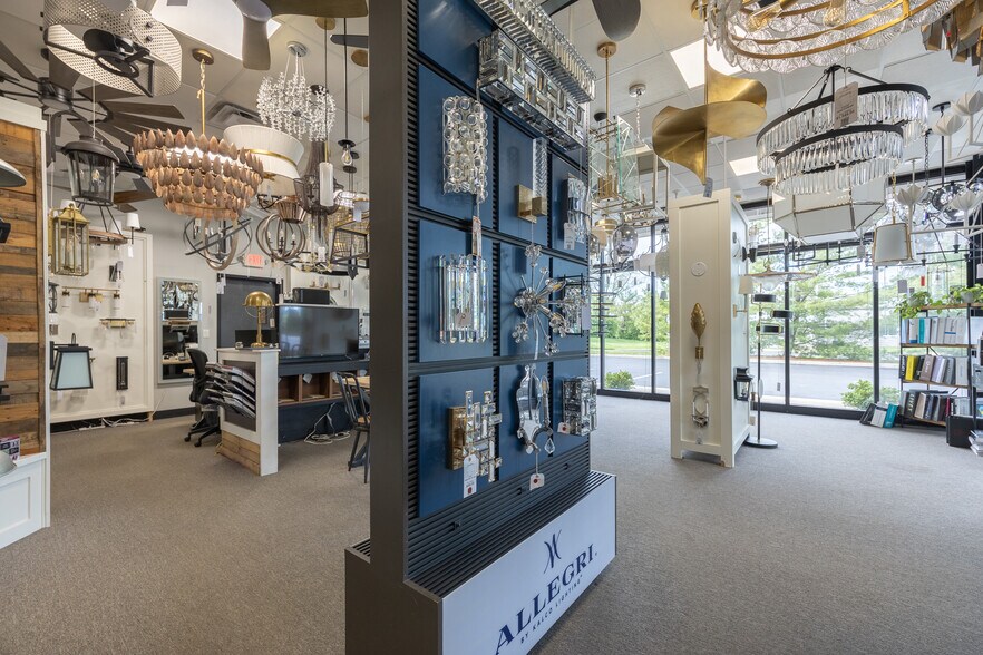 More Photos Of 3737-3757 Parkway Ln, Hilliard Showroom For Lease