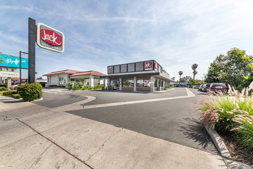 Primary Photo Of 2210 S Harbor Blvd, Anaheim Fast Food For Sale