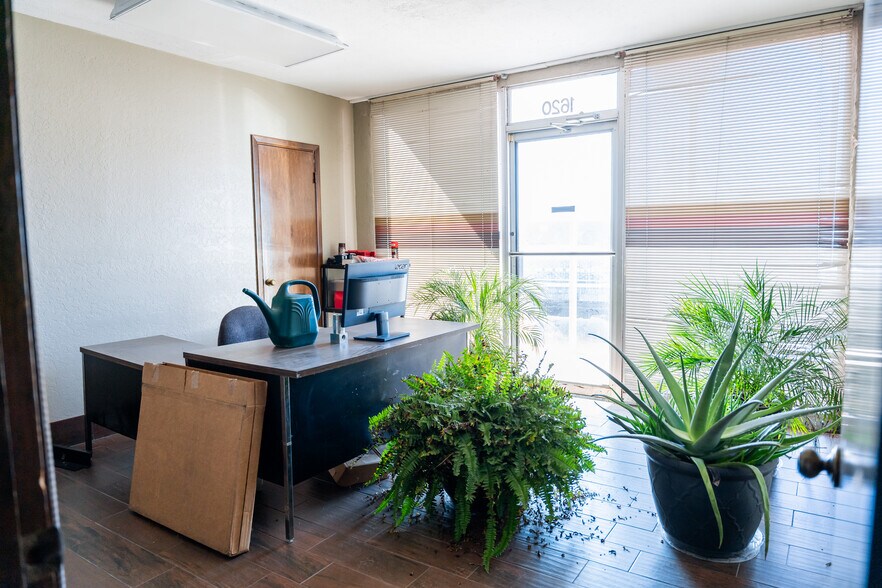 More Photos Of 1630 N Interstate 35 E, Lancaster Flex For Sale