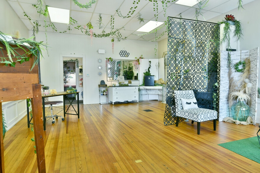 More Photos Of 12-14 N Main St, Hubbard Storefront Retail Residential For Sale