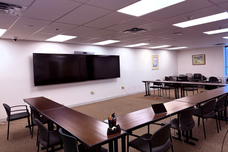 More Photos Of 629 Putney Rd, Brattleboro Office For Sale